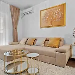 Stylish Gold Accents Lägenhet *