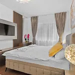 Stylish Gold Accents Bukarest