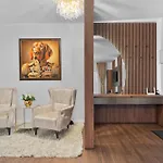 Stylish Gold Accents Lägenhet Bukarest