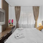 Stylish Gold Accents Bukarest