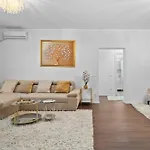 Stylish Gold Accents Lägenhet Bukarest