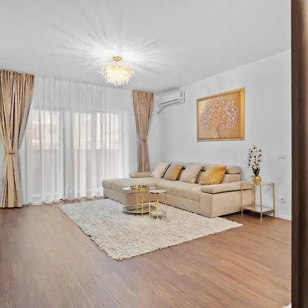 דירה Stylish Gold Accents *
