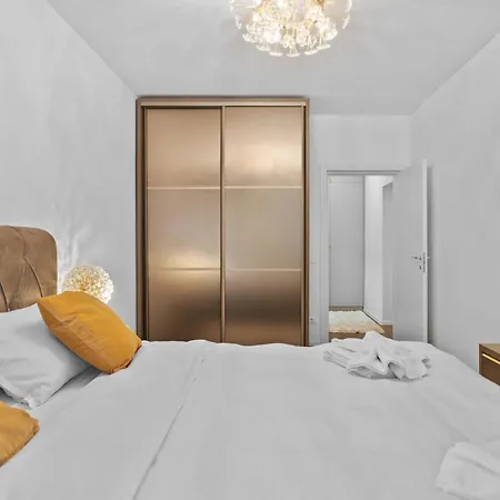 Апартаменты Stylish Gold Accents