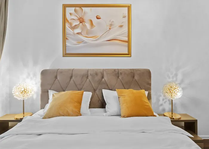 Апартаменти Stylish Gold Accents