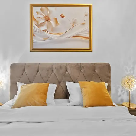 Appartement Stylish Gold Accents