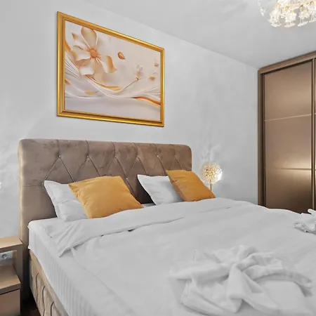 Stylish Gold Accents * Bukarest