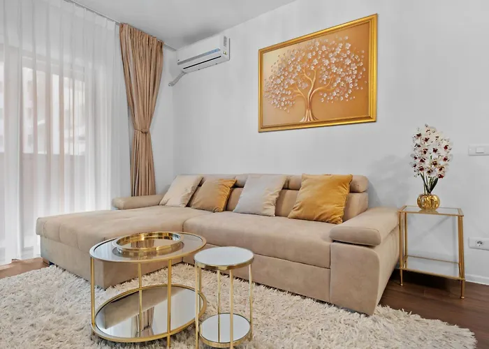 Stylish Gold Accents דירה *