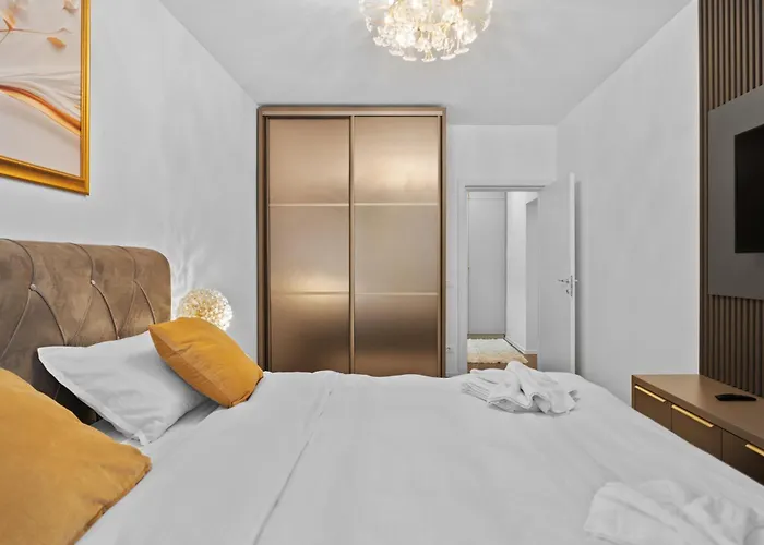Apartament Stylish Gold Accents